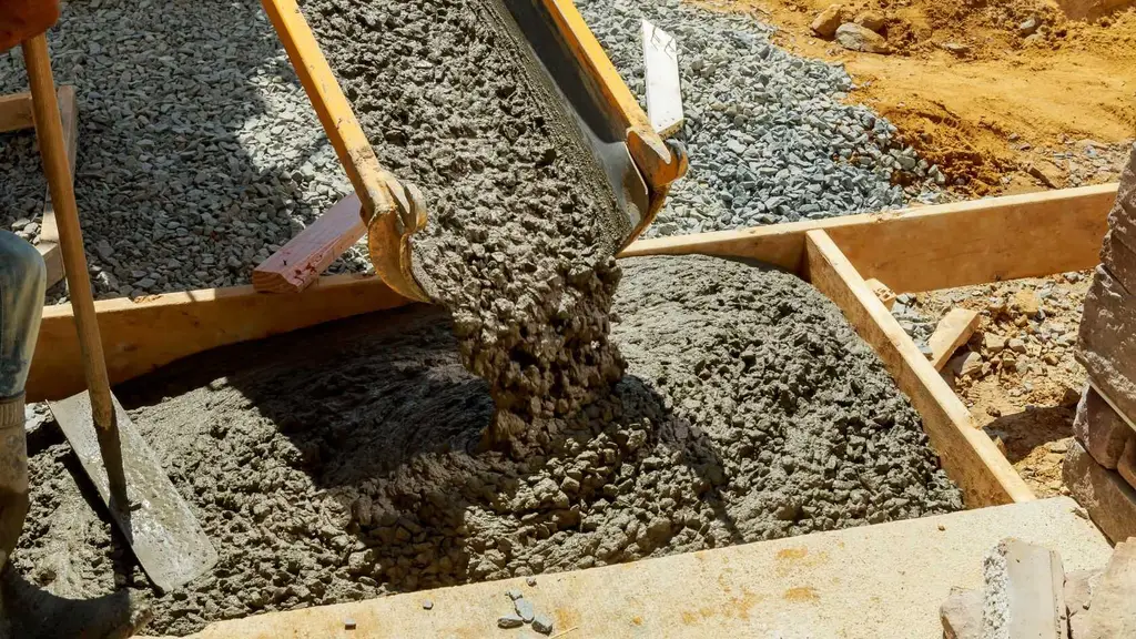 Snelle uitvoering: verse chape wordt uitgestort op de werf